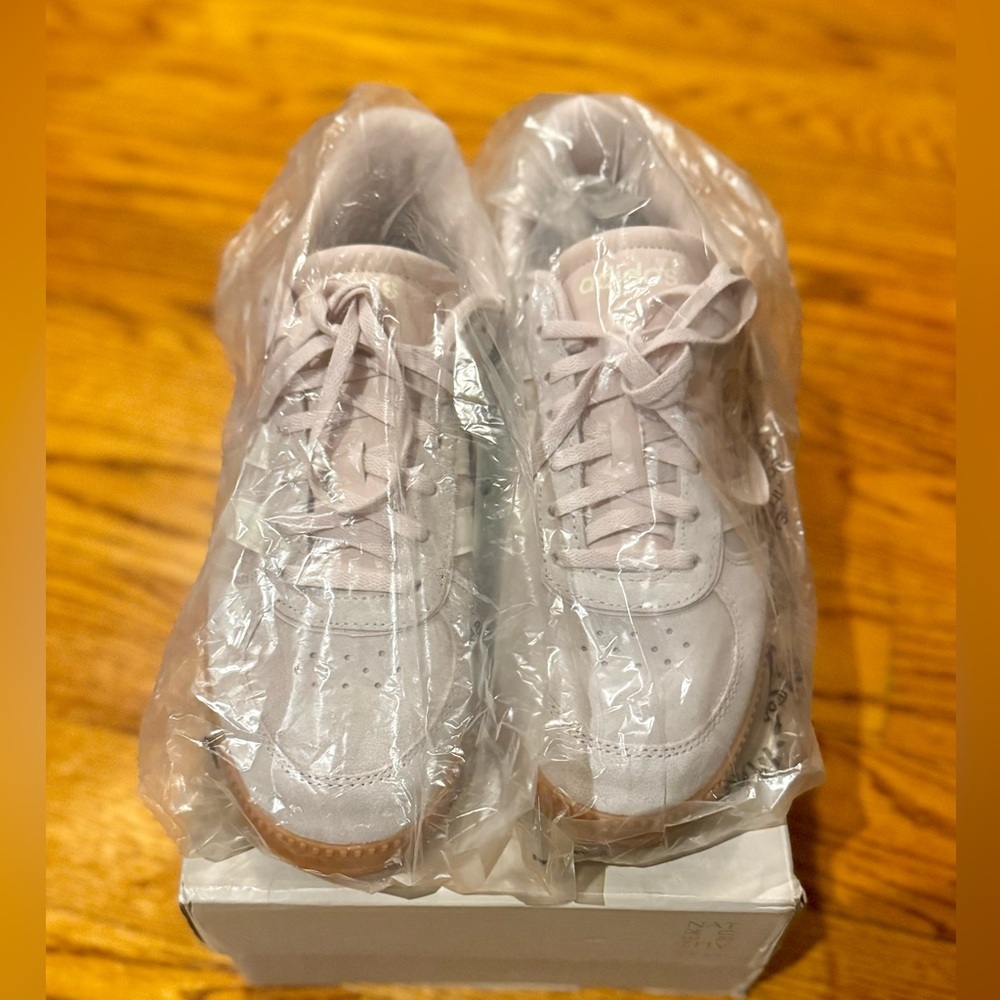 Adidas NWT Women's Athletic Shoes Tan and White with Cloud Foam Technology sz 10 - Picture 7 of 12